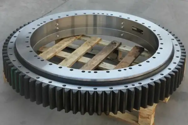 How Are Three Row Roller Slewing Bearings Structured Internally?